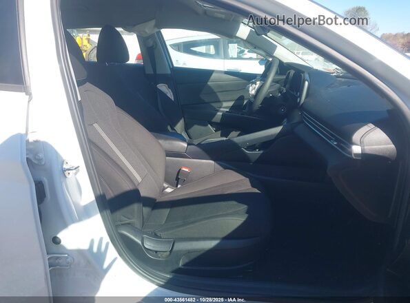 5NPLL4AG5NH053455 2022 HYUNDAI ELANTRA White Սալոնի դիմացի տեսք