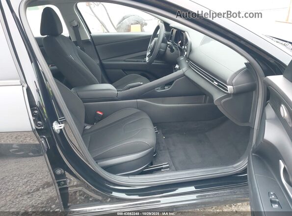 5NPLM4AG0NH054901 2022 HYUNDAI ELANTRA Black Вид салону спереду