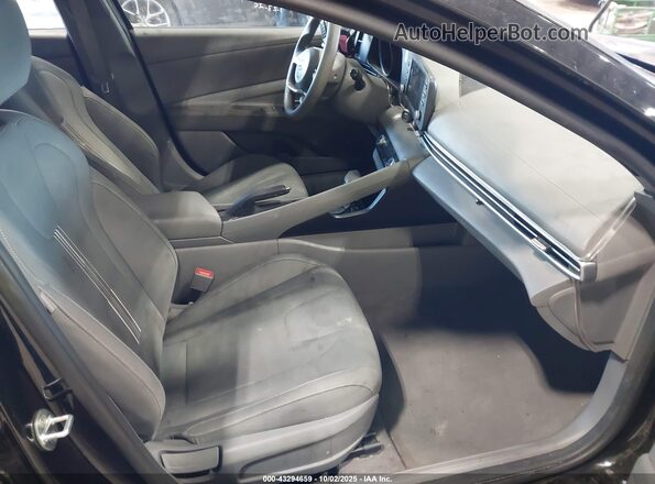 5NPLM4AG2NH071831 2022 HYUNDAI ELANTRA Black Widok wnętrza z przodu