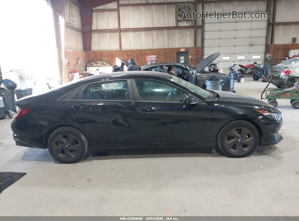 5NPLM4AG2NH071831 2022 HYUNDAI ELANTRA Black Widok wnętrza z tyłu
