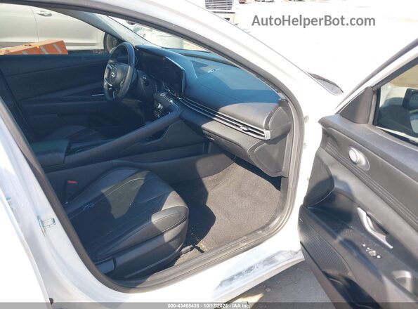 5NPLP4AG2NH074204 2022 HYUNDAI ELANTRA White Front interior view