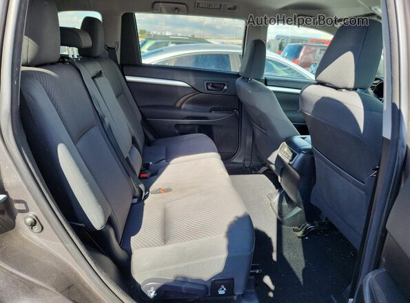 5TDBGRFH1JS038776 2018 TOYOTA HIGHLANDER HYBRID Gray Widok wnętrza z tyłu