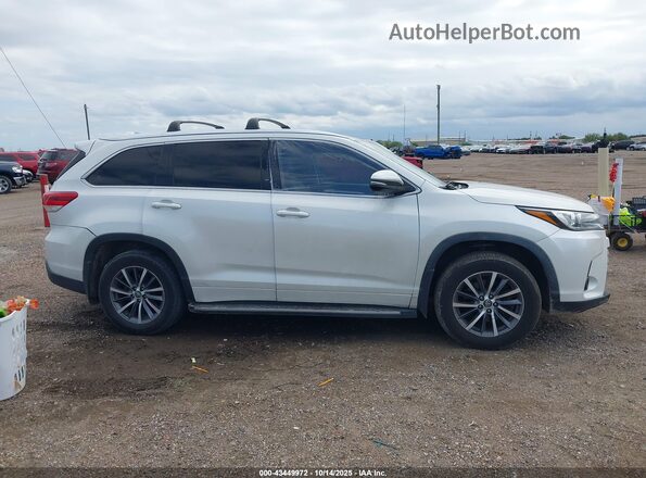 5TDKZRFH0HS509613 2017 TOYOTA LE Белый Вид задней части салона