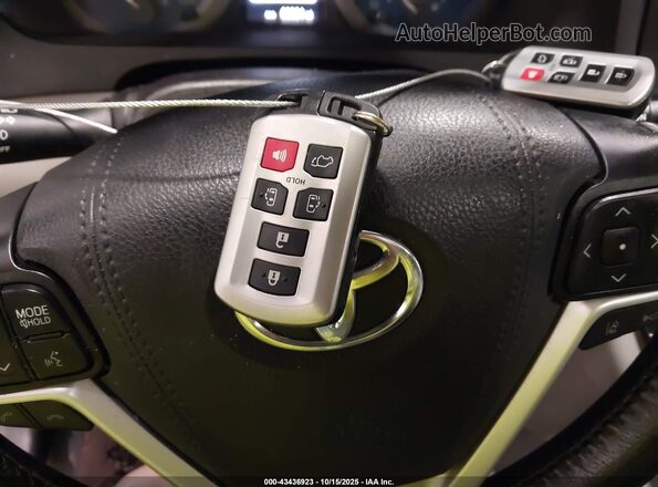 5TDYZ3DCXLS040067 2020 TOYOTA LE Silver Dashboard view