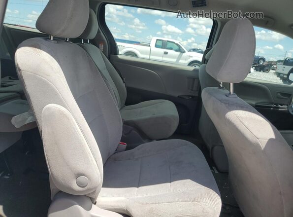 5TDZZ3DC7JS949711 2018 TOYOTA SIENNA Silver Вид задньої частини салону