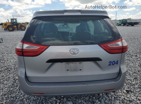 5TDZZ3DC7JS949711 2018 TOYOTA SIENNA Silver Вид ззаду