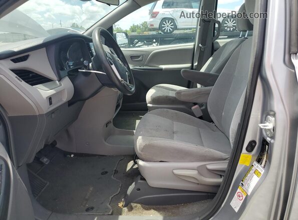5TDZZ3DC7JS949711 2018 TOYOTA SIENNA Silver Вид салону спереду