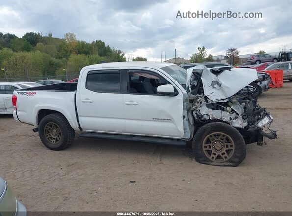 5TFCZ5AN6HX091854 2017 TOYOTA TACOMA White Widok wnętrza z tyłu
