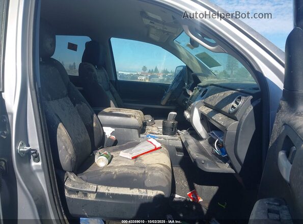 5TFDY5F10MX042558 2021 TOYOTA TUNDRA Серебряный Вид салона спереди