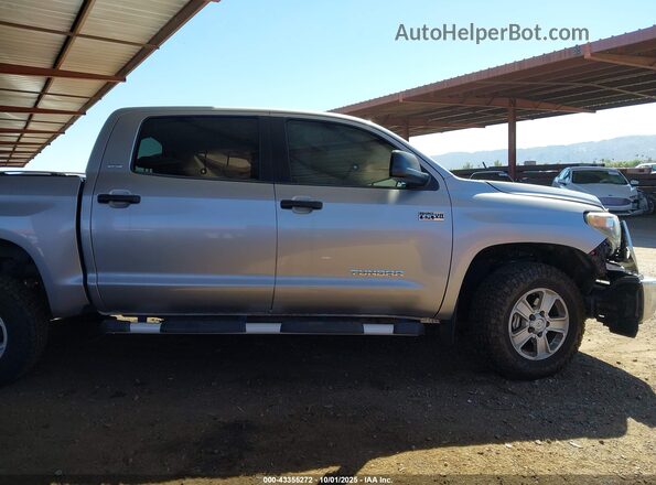 5TFDY5F10MX981807 2021 TOYOTA TUNDRA Серебряный Вид задней части салона