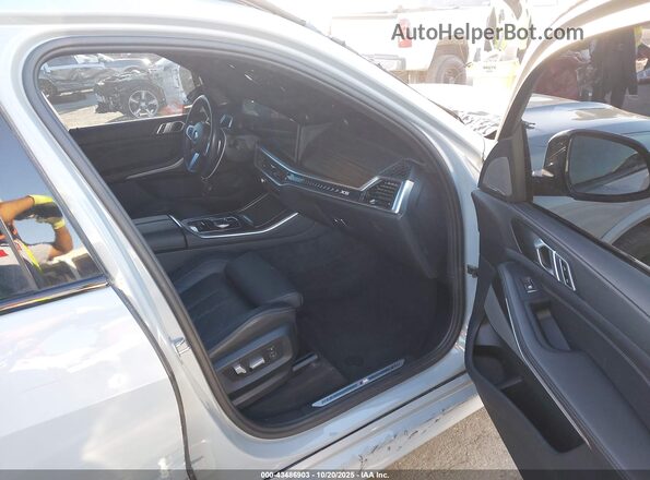 5UX13EU00R9S78326 2024 BMW X5 Gray Вид салону спереду
