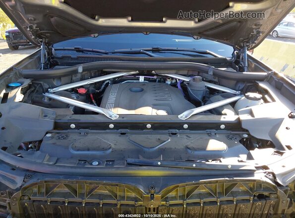 5UX23EM02R9U74689 2024 BMW X7 Серый Вид сзади