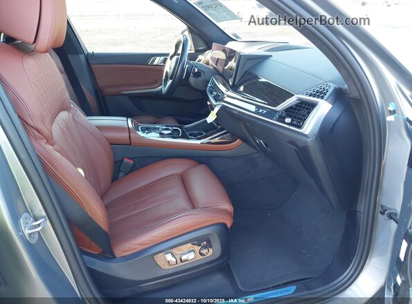 5UX23EM02R9U74689 2024 BMW X7 Серый Вид салона спереди