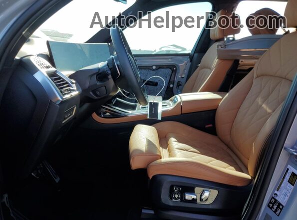 5UX23EM02S9X78997 2025 BMW X7 Gray Вид салону спереду