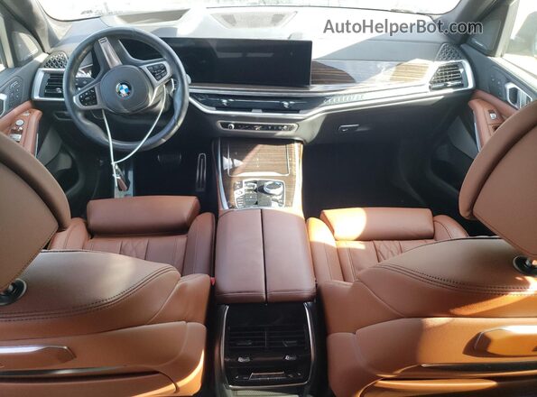 5UX23EM03P9P36426 2023 BMW X7 Green Widok deski rozdzielczej