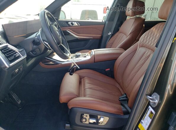 5UX23EM03P9P36426 2023 BMW X7 Green Widok wnętrza z przodu