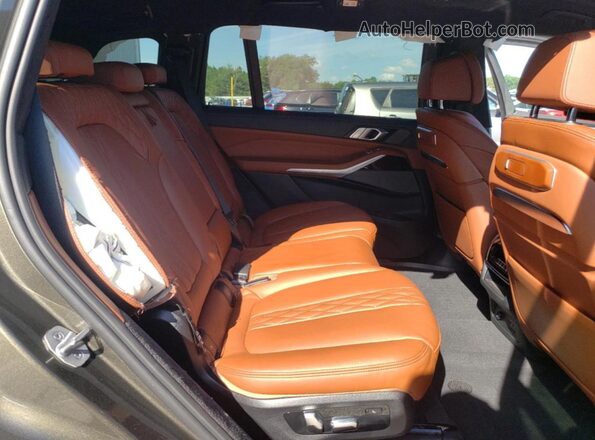 5UX23EM03P9P36426 2023 BMW X7 Green Widok wnętrza z tyłu