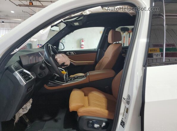 5UX23EM03R9V93674 2024 BMW X7 Белый Вид салона спереди