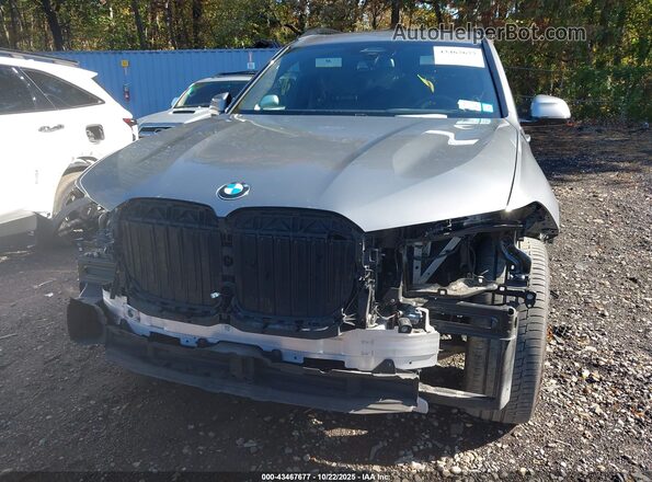 5UX23EM05R9U31688 2024 BMW X7 Gray Widok wnętrza z tyłu
