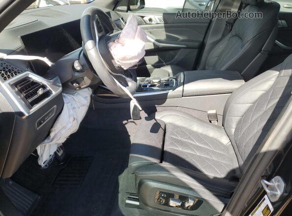 5UX23EM05S9X81702 2025 BMW X7 Черный Вид салона спереди