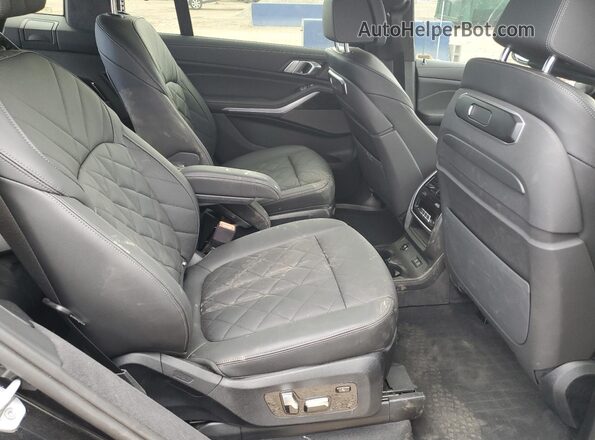 5UX23EM05S9X81702 2025 BMW X7 Черный Вид задней части салона