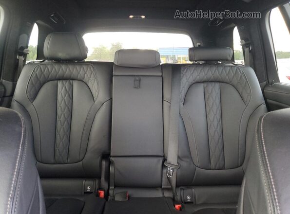 5UX23EM06P9R60242 2023 BMW X7 White უკანა სავარძლების ხედი