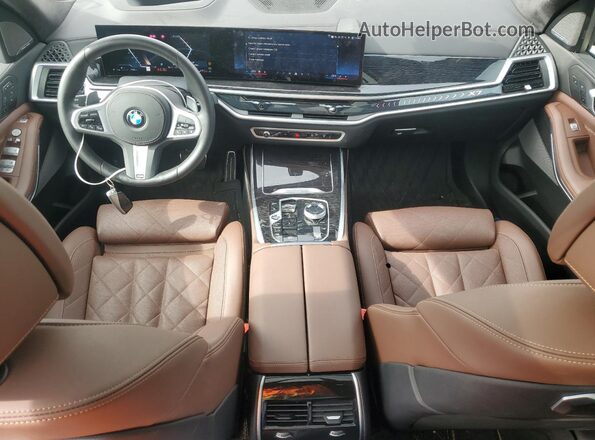 5UX23EM09S9Y79325 2025 BMW X7 White Առջևի վահանակի տեսք