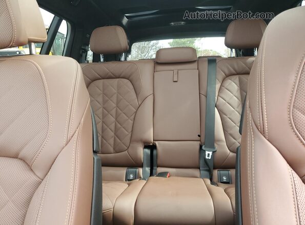 5UX23EM09S9Y79325 2025 BMW X7 White Հետևի նստատեղերի տեսք