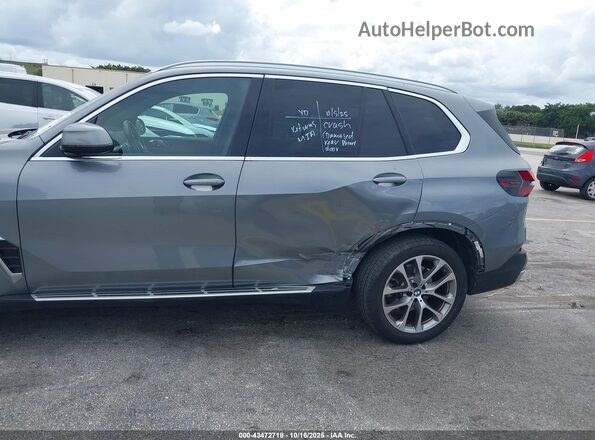 5UX23EU03S9Z43388 2025 BMW X5 Gray Widok z przodu