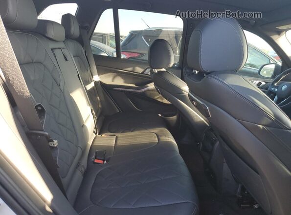 5UX23EU04R9W00356 2024 BMW X5 White Vista de los asientos traseros