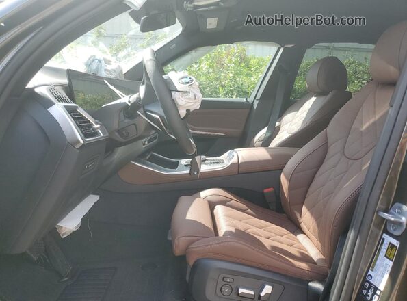 5UX23EU09S9Z76993 2025 BMW X5 Зеленый Вид салона спереди