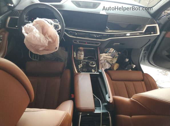 5UX33EM04S9W35098 2025 BMW X7 Gray Вид панелі приладів