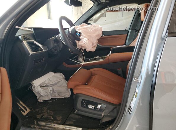 5UX33EM04S9W35098 2025 BMW X7 Gray Вид салону спереду
