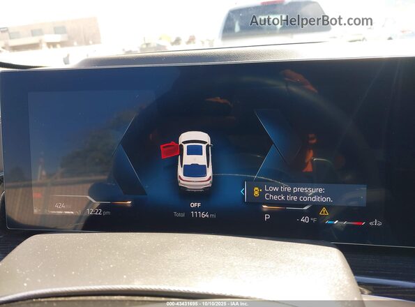 5UX33EX01S9Z70024 2025 BMW X6 White Vista de los asientos traseros