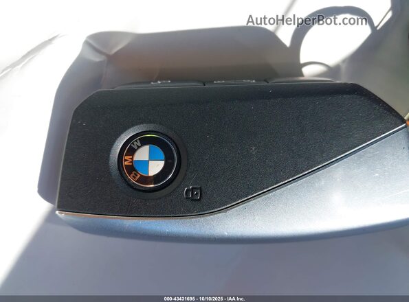 5UX33EX01S9Z70024 2025 BMW X6 White Vista del salpicadero