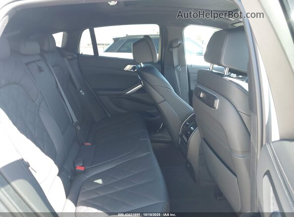 5UX33EX01S9Z70024 2025 BMW X6 White Vista de la etiqueta del VIN