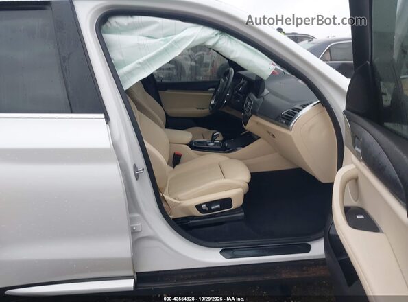 5UX43DP00N9M09624 2022 BMW X3 White Widok wnętrza z przodu