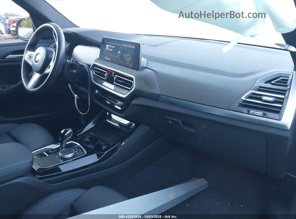 5UX53DP06R9V84549 2024 BMW X3 Gray Vista interior delantera