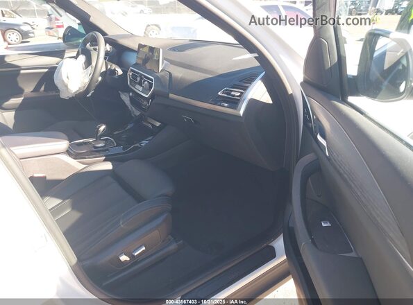 5UX53DP08P9S81267 2023 BMW X3 White წინა სალონის ხედი