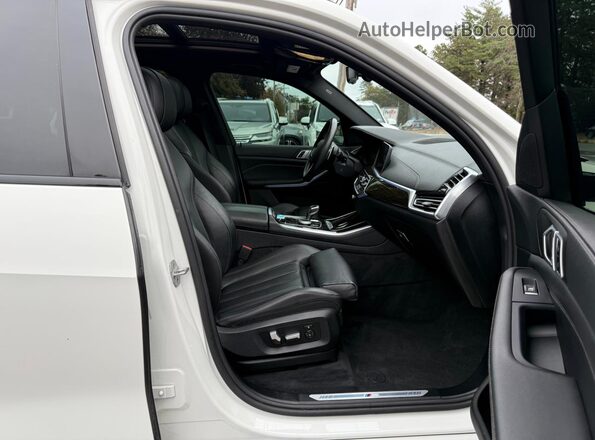 5UXCR4C05LLT19644 2020 BMW X5 White Front view