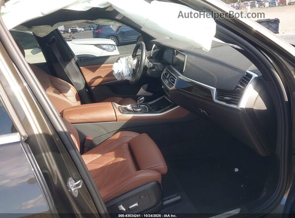 5UXCR6C04P9S00756 2023 BMW X5 Green Widok wnętrza z przodu
