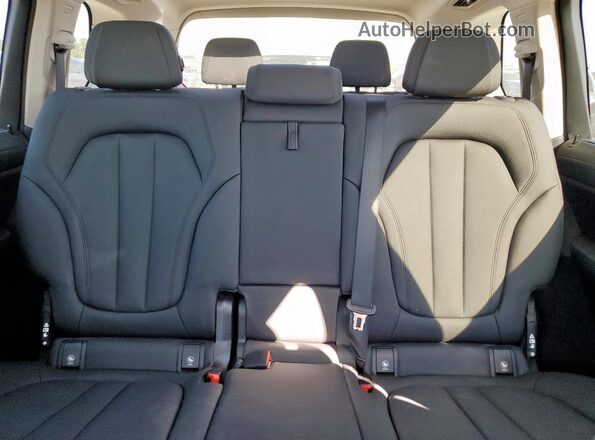 5UXCW2C06M9F17440 2021 BMW X7 White Vista de los asientos traseros