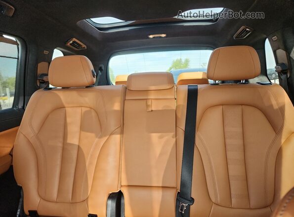5UXCW2C06N9K57071 2022 BMW X7 White Rear seats view