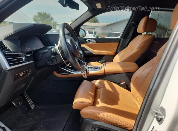 5UXCW2C06N9K57071 2022 BMW X7 White Front interior view