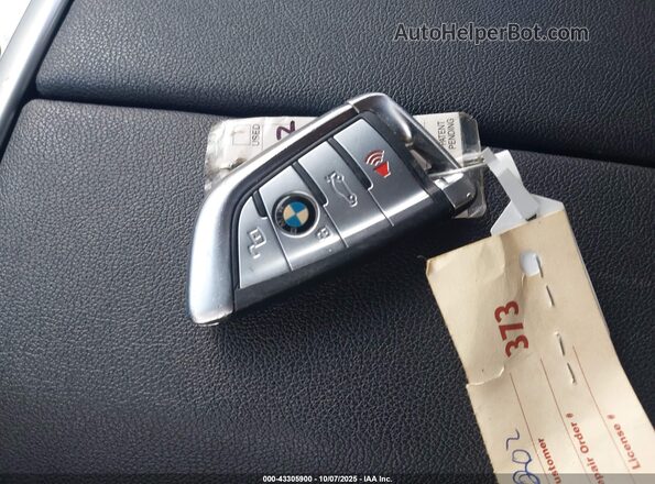 5UXCW2C07L9A00663 2020 BMW X7 White Widok deski rozdzielczej