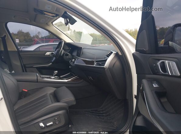 5UXCW2C07L9A00663 2020 BMW X7 White Widok wnętrza z przodu