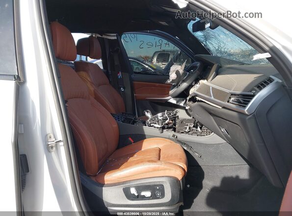 5UXCX6C04N9L32676 2022 BMW X7 White წინა სალონის ხედი