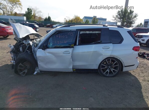 5UXCX6C04N9L32676 2022 BMW X7 White უკანა სალონის ხედი