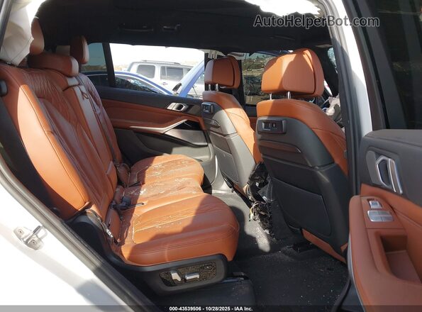 5UXCX6C04N9L32676 2022 BMW X7 White VIN კოდის სტიკერის ხედი