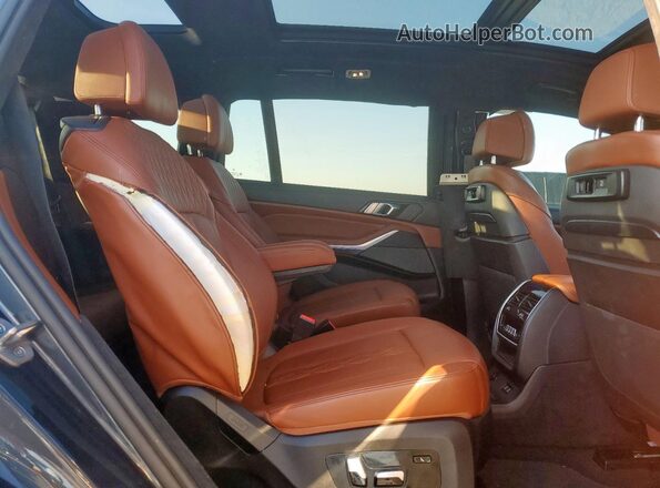 5UXCX6C04N9N00722 2022 BMW X7 Gray Rear interior view